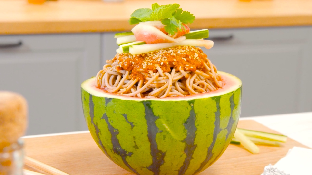 Vegetarische Bowl mit Buchweizennudeln aus der Wassermelone