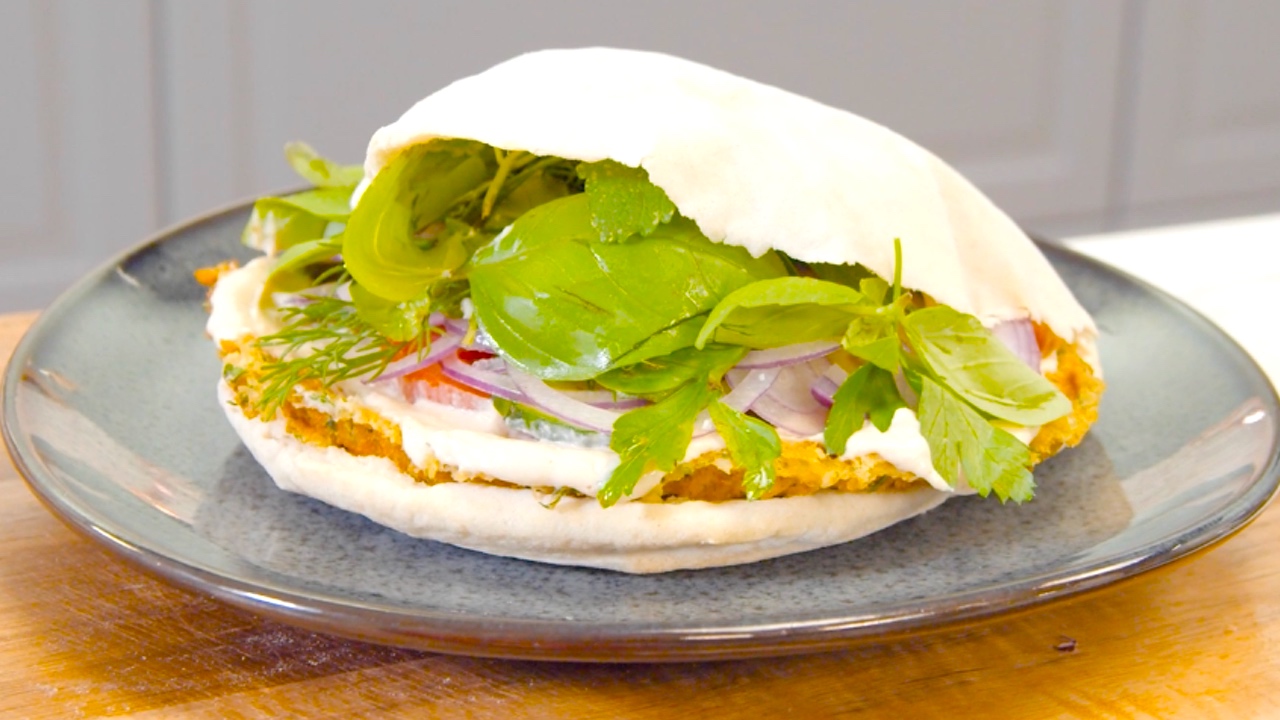Vegane Fawaffel Pita | Falafel trifft auf Waffel in selbst gemachtem Pita Brot