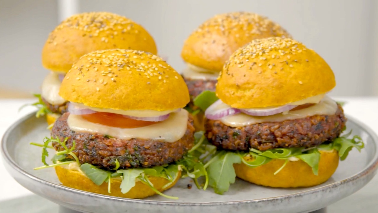 Vegane Rote-Bete-Burger mit selbstgemachten Brioche-Brötchen und veganer Mayonnaise
