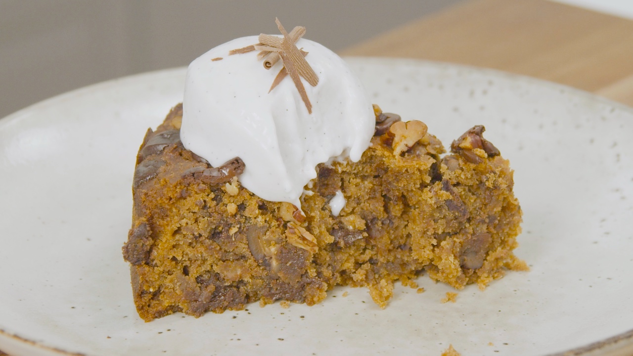 Saftiger Chocolate Chip Cookie-Kuchen mit veganem Vanilleeis | Keksteig aus Kichererbsen